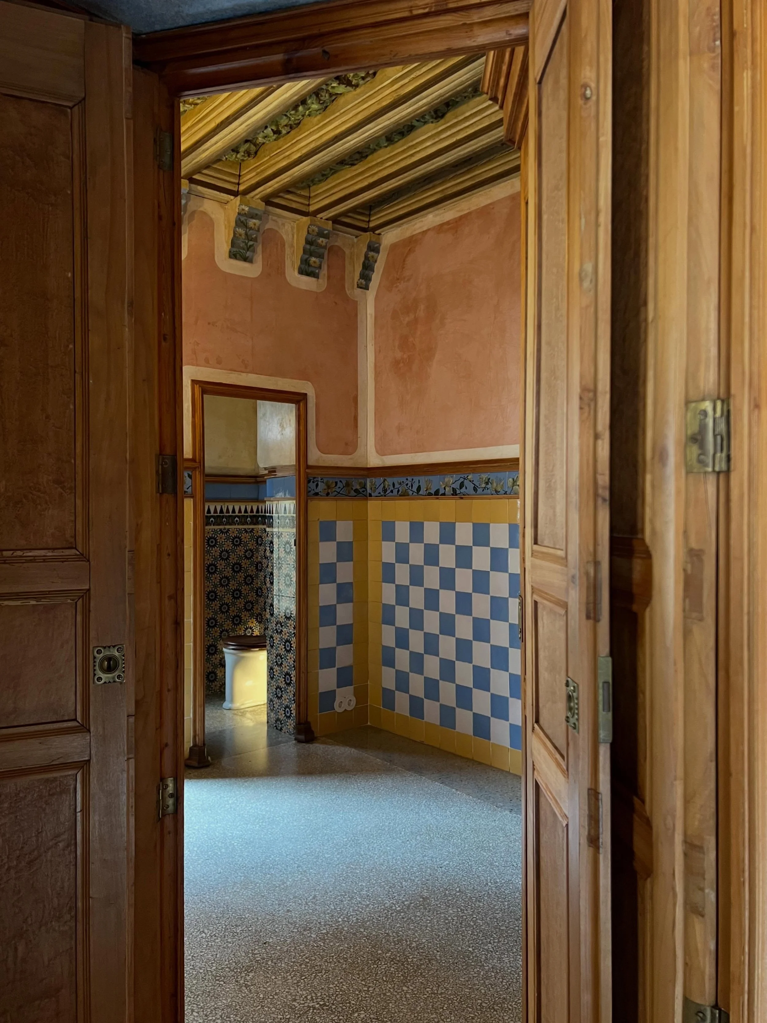 Quelques d&eacute;tails inspirants de la @casavicens, construite entre 1883 et 1885 par Antonio Gaud&iacute;, qui m&rsquo;ont impressionn&eacute;e par leur modernit&eacute;. 

Chez Gaud&iacute;, tout est pens&eacute; dans les moindres d&eacute;tails 