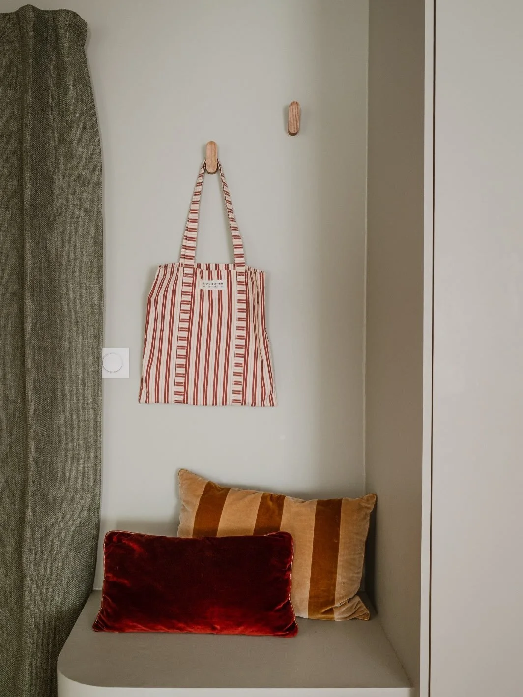 Projet Roguet (Clichy) &bull; D&eacute;tails du meuble d&rsquo;entr&eacute;e 

Une banquette, des rangements ferm&eacute;s et ouverts, un vide-poches aux allures de biblioth&egrave;que&hellip; il n&rsquo;en fallait pas pas plus pour rendre cette entr