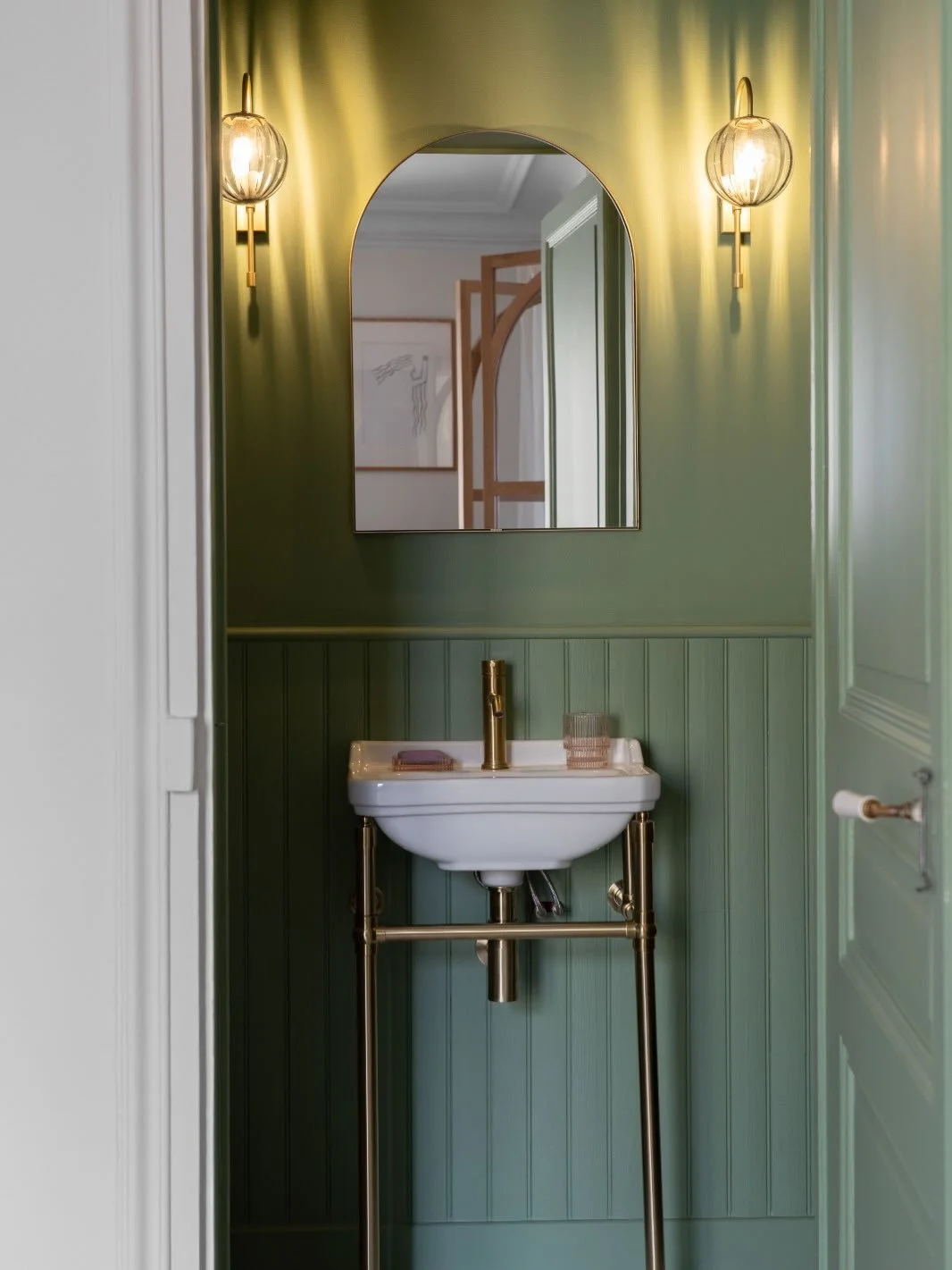 Projet Voltaire (Paris 11) &bull; Avant/apr&egrave;s salle d&rsquo;eau

Beaucoup de contraintes techniques pour cette petite salle d&rsquo;eau toute en longueur positionn&eacute;e dans un ancien couloir. 

L&rsquo;objectif ? Cr&eacute;er un ambiance 