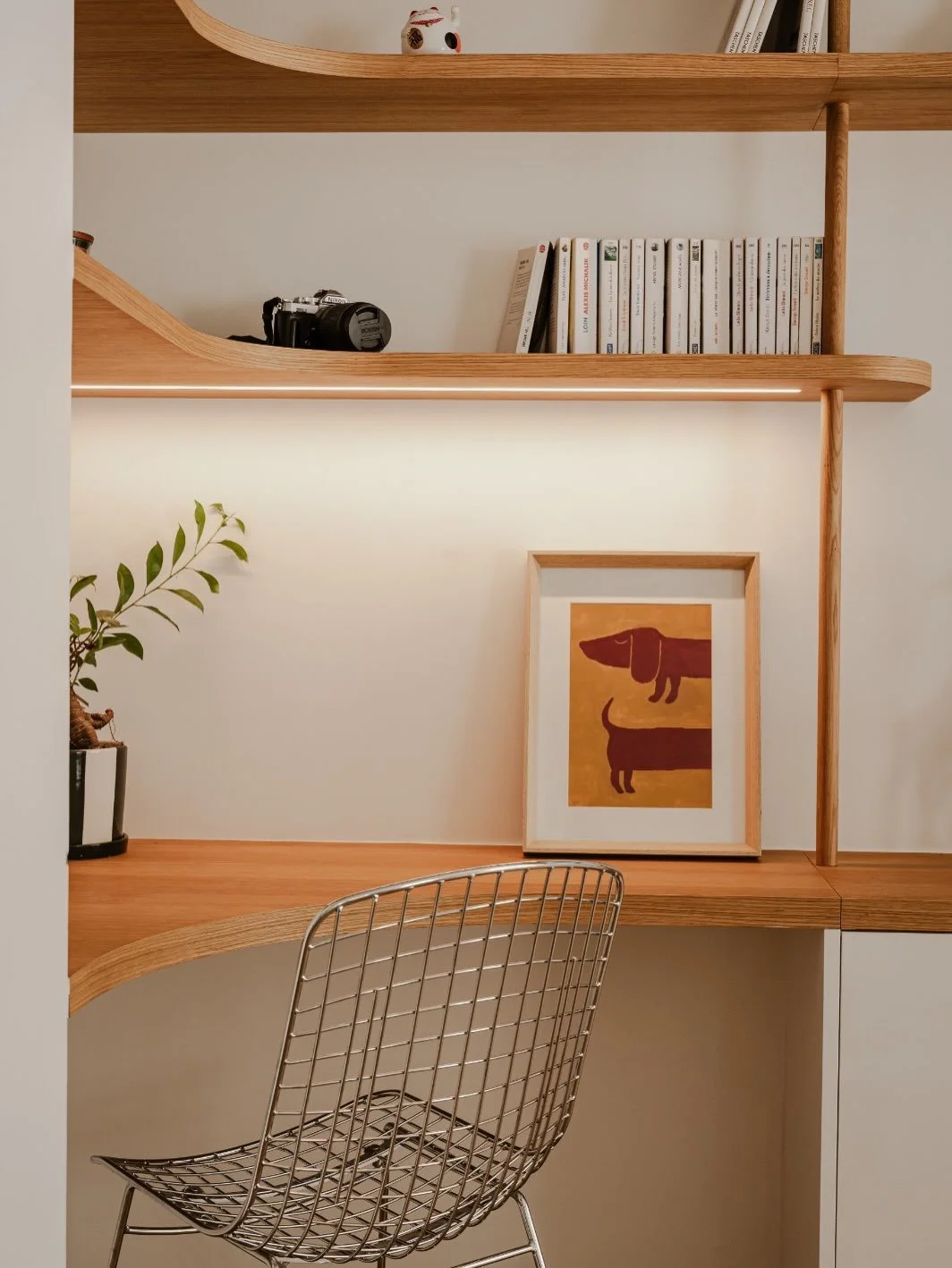 Projet Roguet (Clichy) &bull; Le coin bureau 

Un coin bureau minimaliste et fonctionnel qui s&rsquo;int&egrave;gre dans la biblioth&egrave;que sur mesure du s&eacute;jour.

R&eacute;alisation @antoine.rime_menuisier 
📷 @lucilepillet 

#archilover #