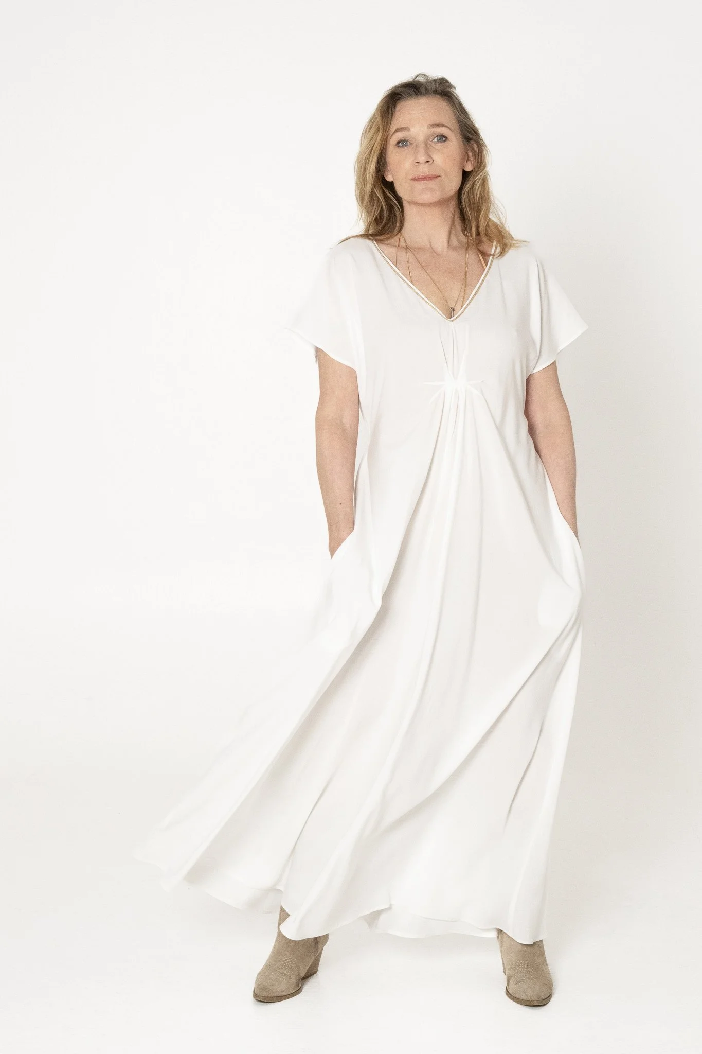 Vanskapen_white_front_V-neck5-Editar.jpg