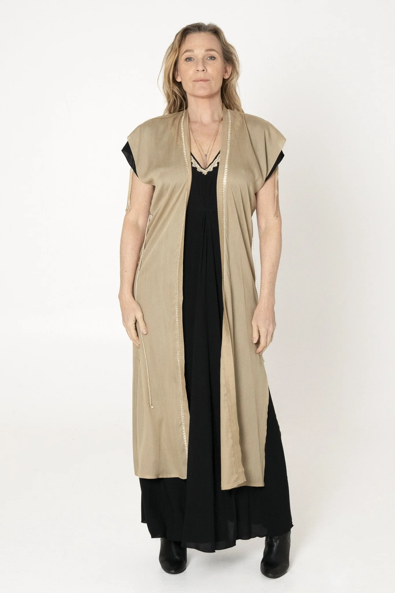 KimVest_gold_Vanskapen_black_front1 copy-Editar.jpg