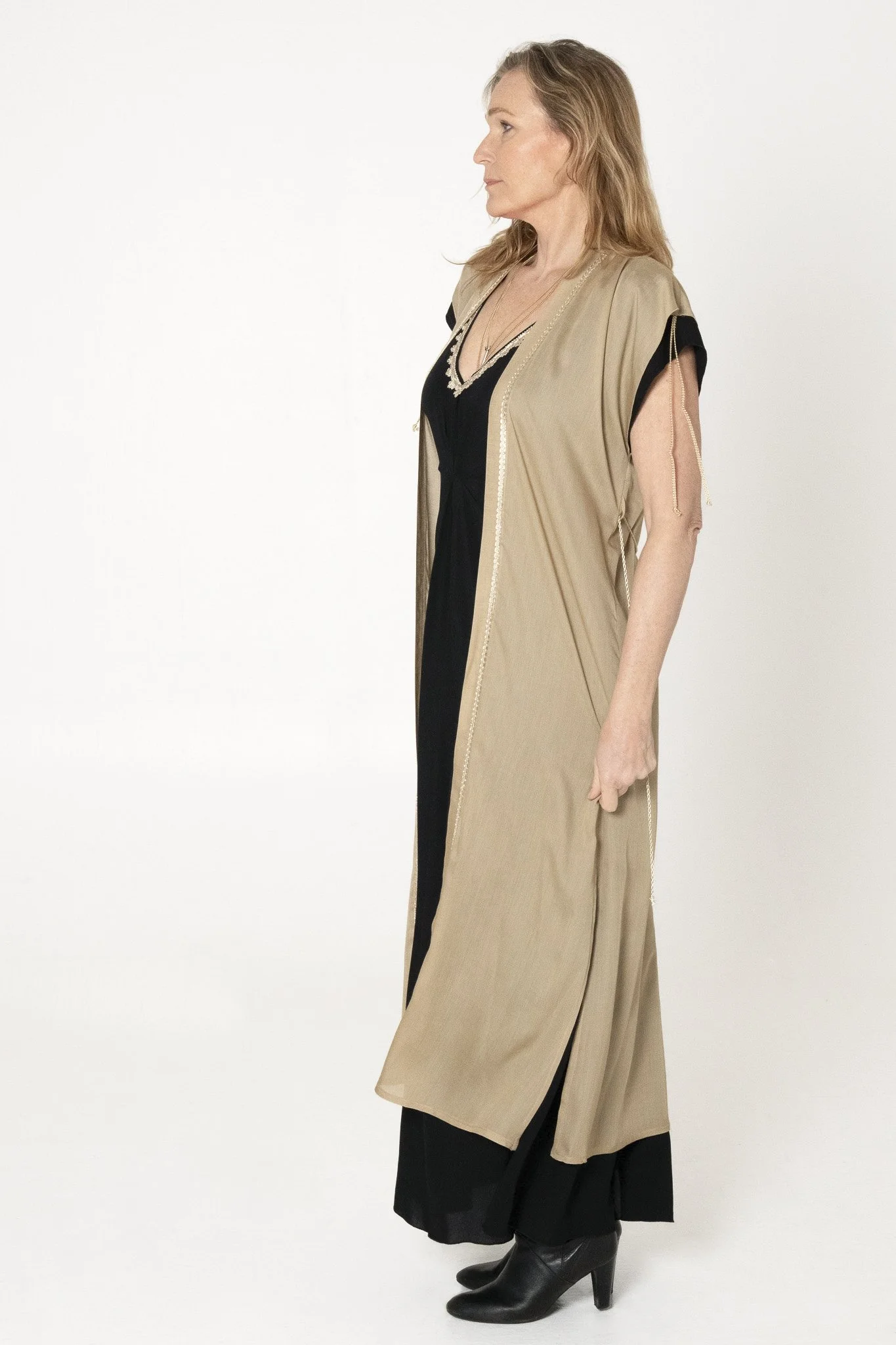 KimVest_gold_Vanskapen_black_side2-Editar.jpg