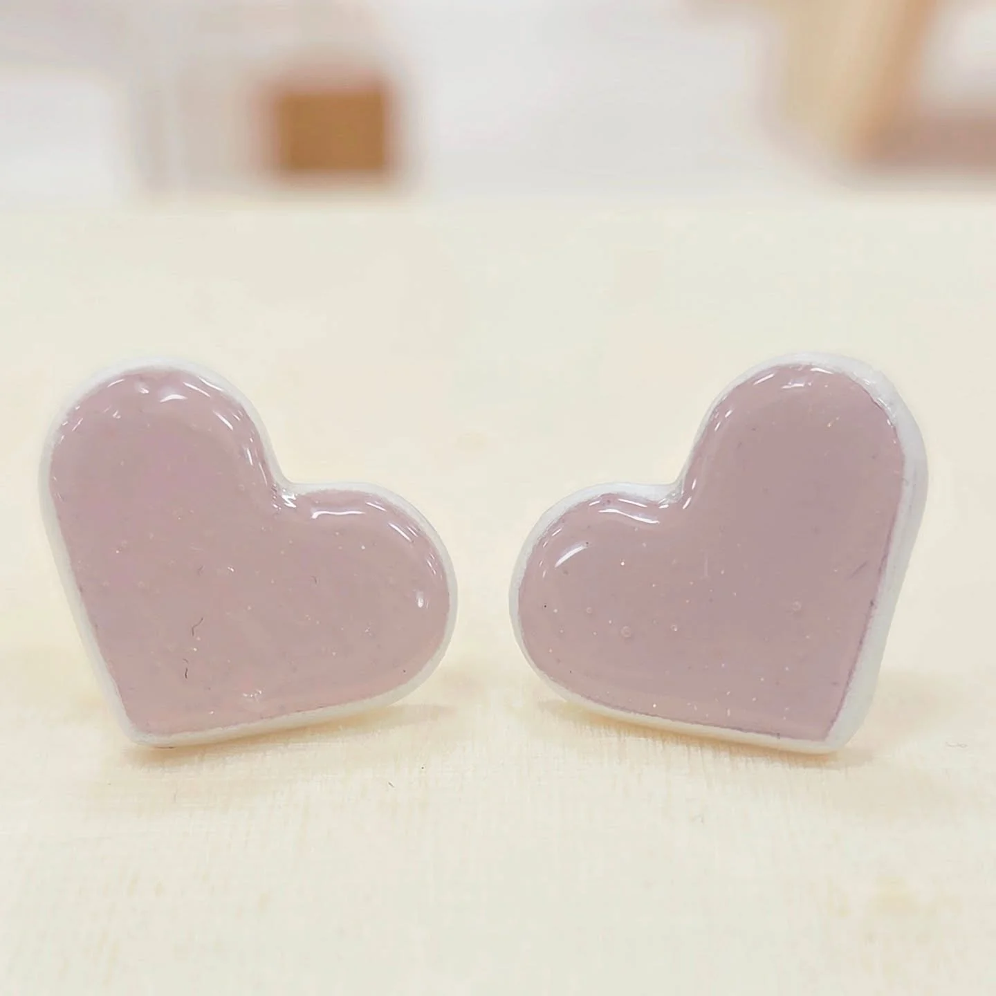 'Tis the season...for light PINK! I know it doesn't feel like it now, but spring is coming (eventually), so put away your winter clothes and pull out all those fun spring colours!

#upcycledbusinesscards #upcycledearrings #upcycledjewellery #paperjew