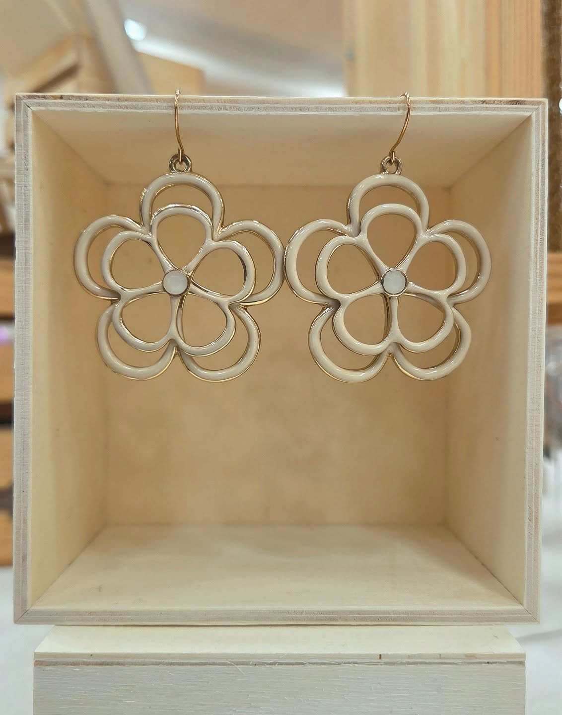 These used to be part of an interesting necklace that was worn many years ago - now they're fun earrings instead that someone can wear now! 😁

#upcycledearrings #upcycledjewellery #upcycledjewelry #madeinyyc #cartajewellery