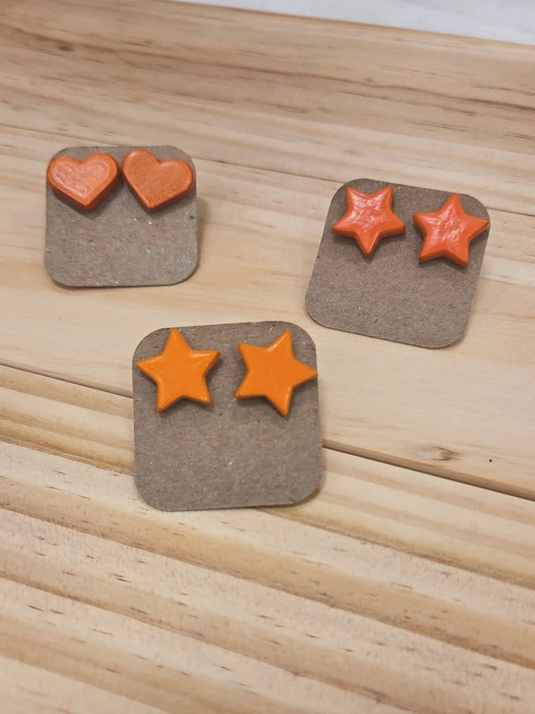 Pink and purple not your thing? No worries, there is orange too...and red, yellow, blue, green, grey...you get the picture!

#upcycledjewellery #upcycledjewelry #paperearrings #upcycledpaper #madeinyyc