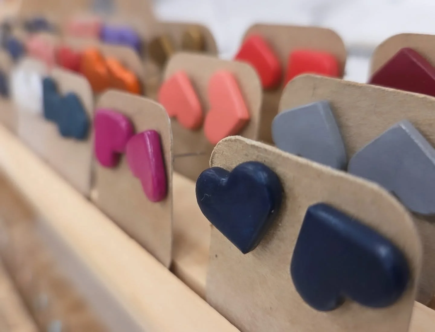 The hearts studs don't always stay right side up on the earring cards, but they do stay right side up  in your ear! 😀

#upcycledjewellery #upcycledjewelry #paperearrings #upcycledbusinesscards #madeinyyc