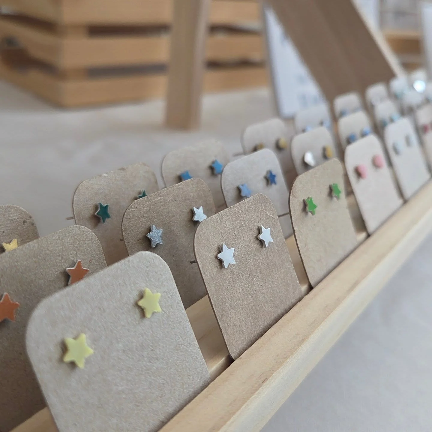 Did you know that bread tags and gift cards are really hard to recycle - especially in #Calgary! So, if turn them into earrings instead. 😀

#upcycledjewellery #upcycledearrings #madeinyyc #madeincalgary