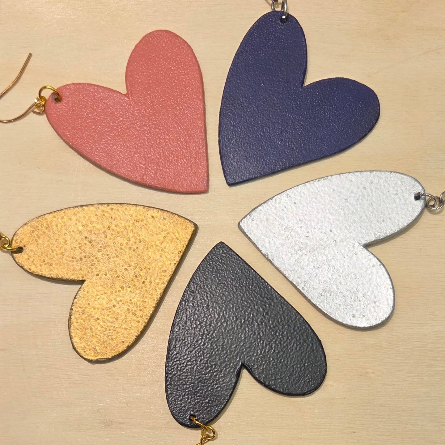 If you know me, you know I love heart shapes - they are my go-to doodle shape, I put them on my cards and bookmarks, and I make heart-shaped earrings too (upcycled from old brochures of course). ❤️

#heartearrings #hearts #paperearrings #upcycledjewe