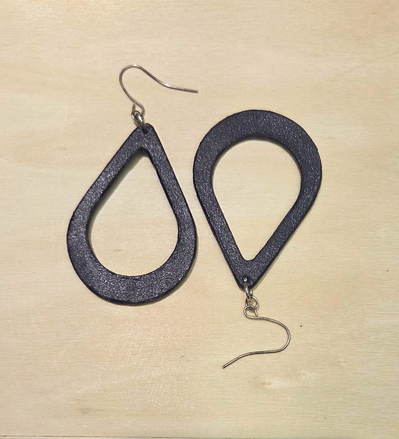 Dark purple paper teardrop earrings - made from old business cards!

#paperearrings #upcycledearrings #upcycledjewellery #upcycling #madeincalgary