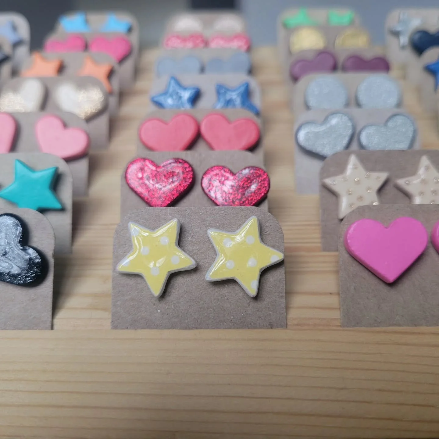 Did you know that it is really difficult to recycle business cards in Calgary because they are too small for the sorting machine? So...I turn them into jewellery instead! 😀

#madeinyyc #madeincalgary #upcycledjewellery #paperearrings #upcycledearrin
