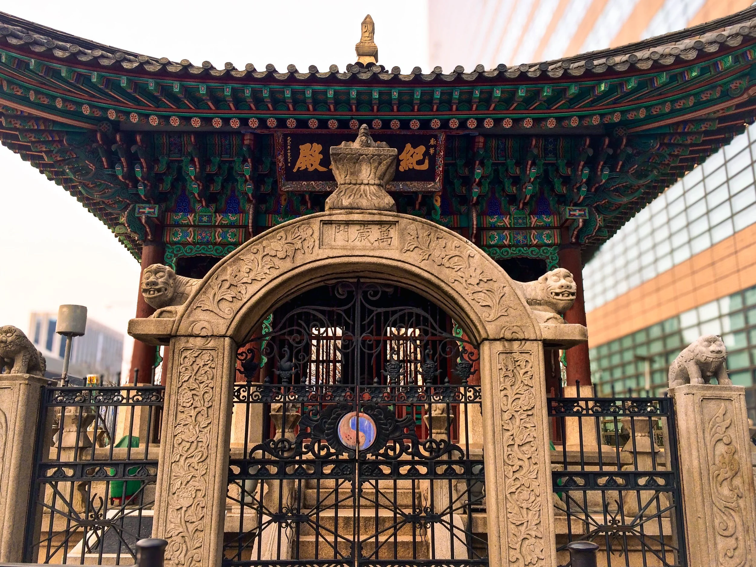 Seoul Temple Gate.jpg