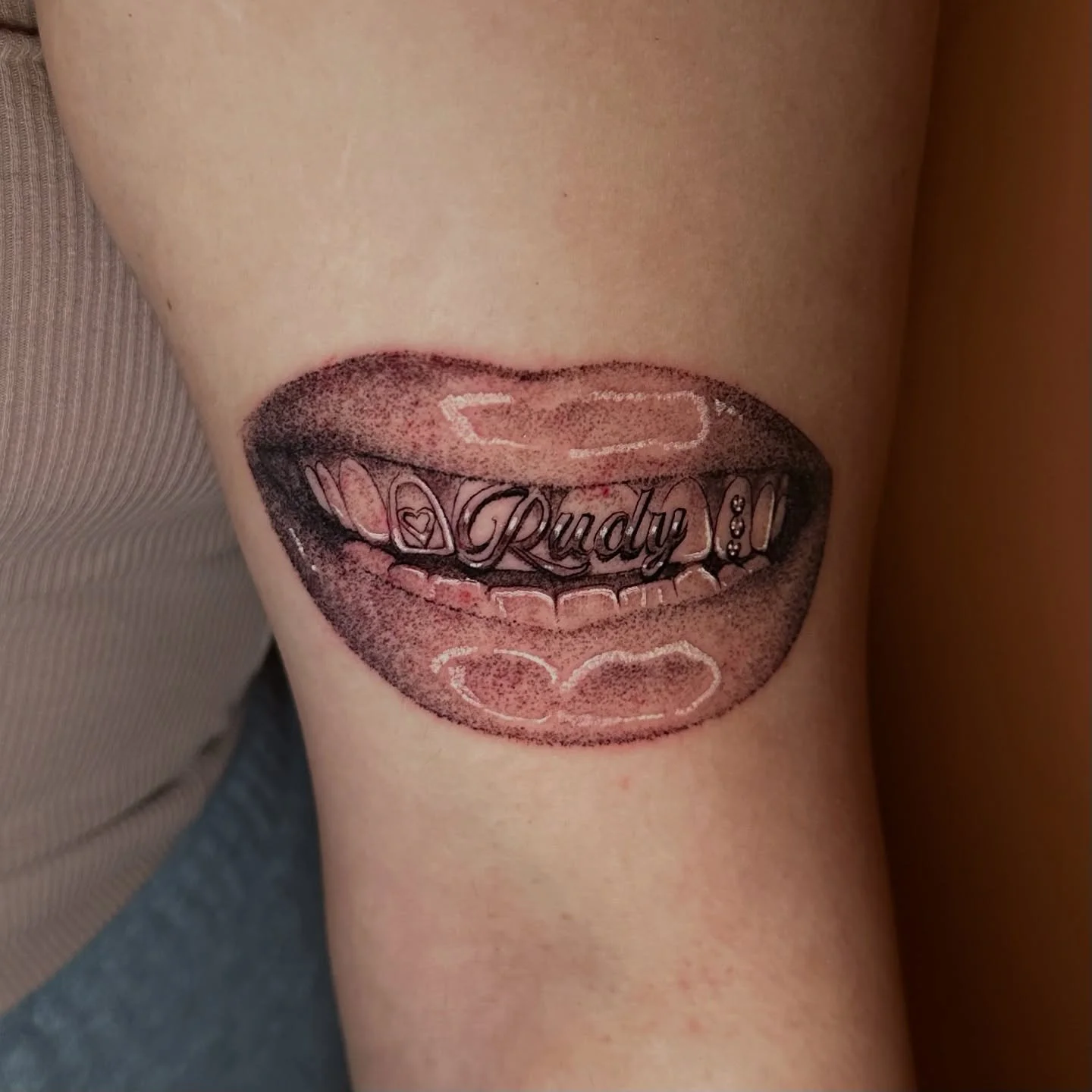 💎Grillz for @valleytoothfairy and some shiny cherries to top it off 🍒 🥳🥳.
.
.
.
.
.
.
.
#grillz #teethgems #cherries #shinytattoo #fresnotattoos #centralvalleytattoos