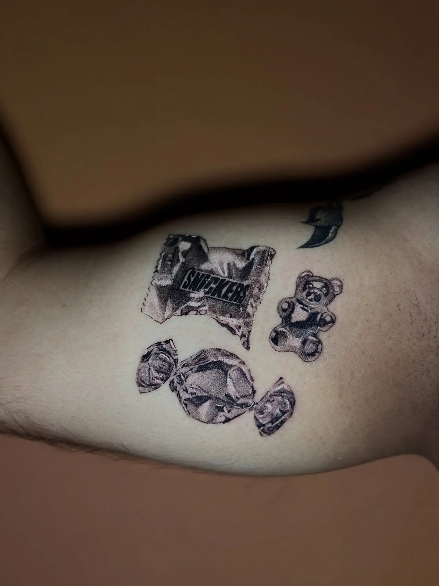 added to the halloween stash 🍬🍫
.
.
.
.
.
.
#blackandgray #tattoos #ink #fresnotattoos #559tattoos #candy #candytattoos #snickers #gummybear #blackandgreytattoo