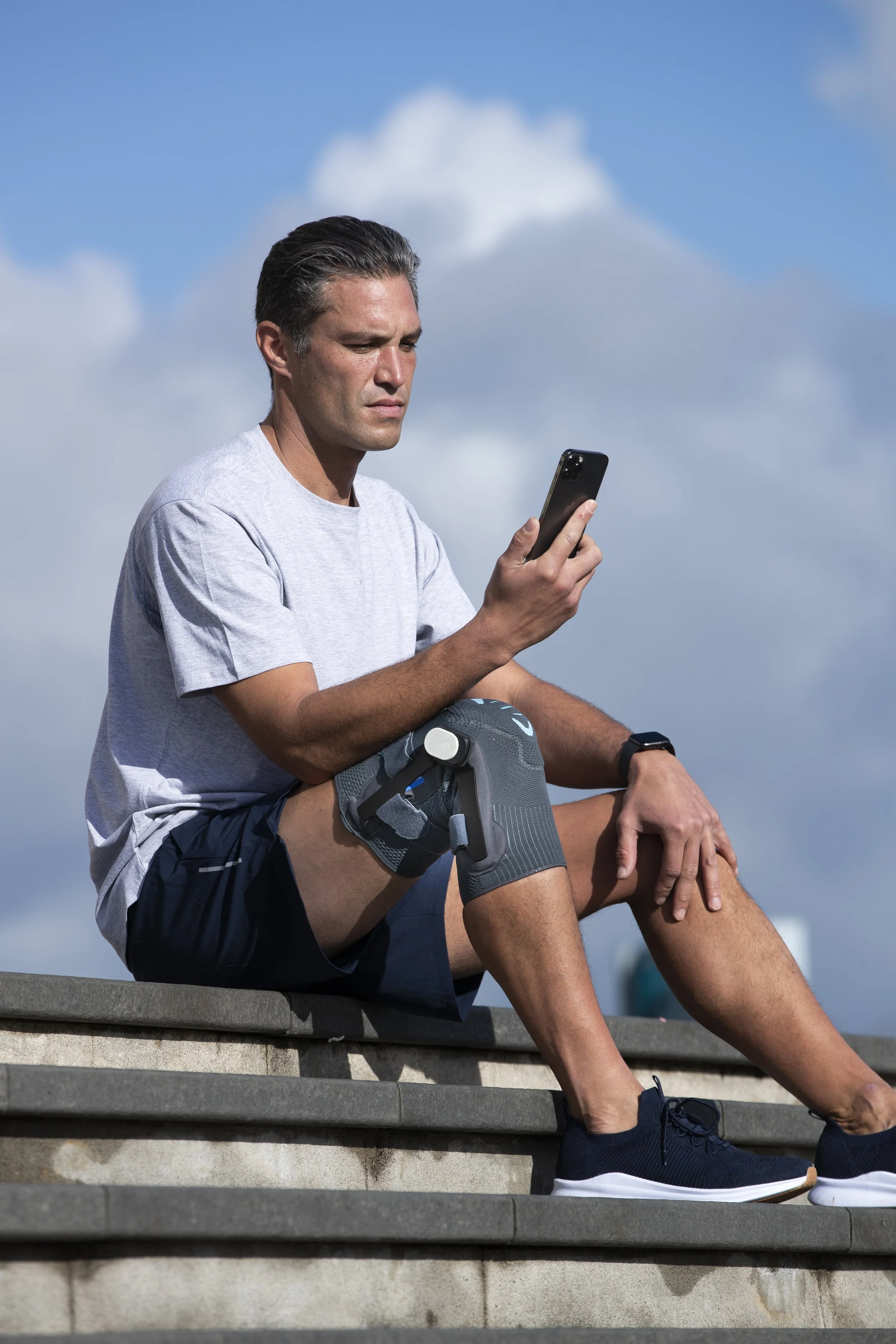 Digital Knee® Sensor patient using Digital Knee® app