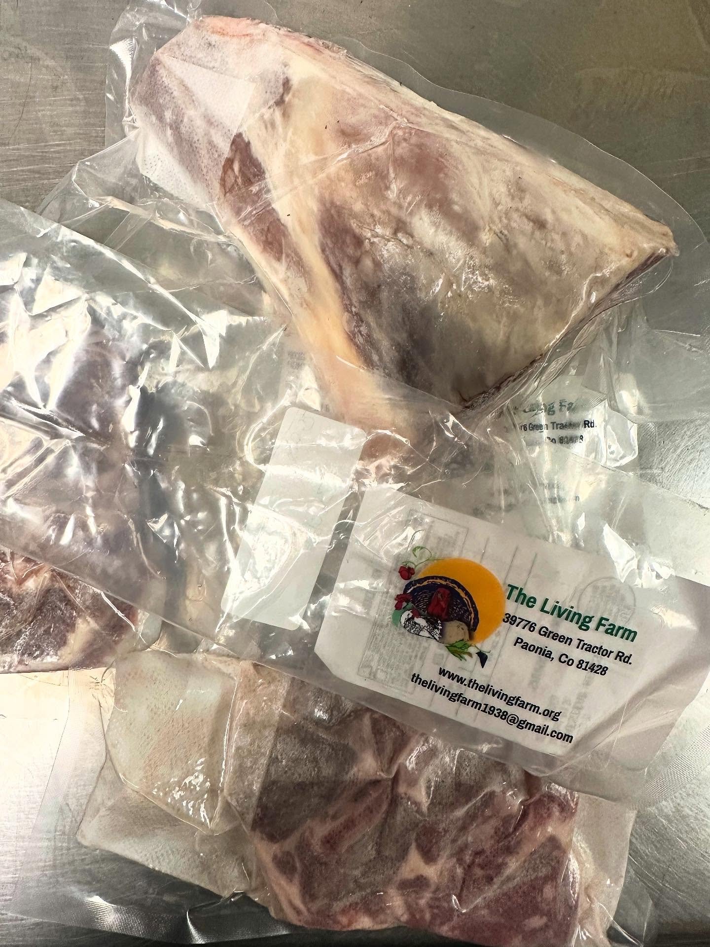 ✨ N E W ✨ lamb cuts just in from @thelivingfarm, located in Paonia, CO! We are now carrying The Living Farm&rsquo;s lamb shanks &amp; rib/loin chops&hellip;check it out today @gunnisonvitamin!
:
:
#gunnison #colorado #shopmainstreet #shoplocal #gunni
