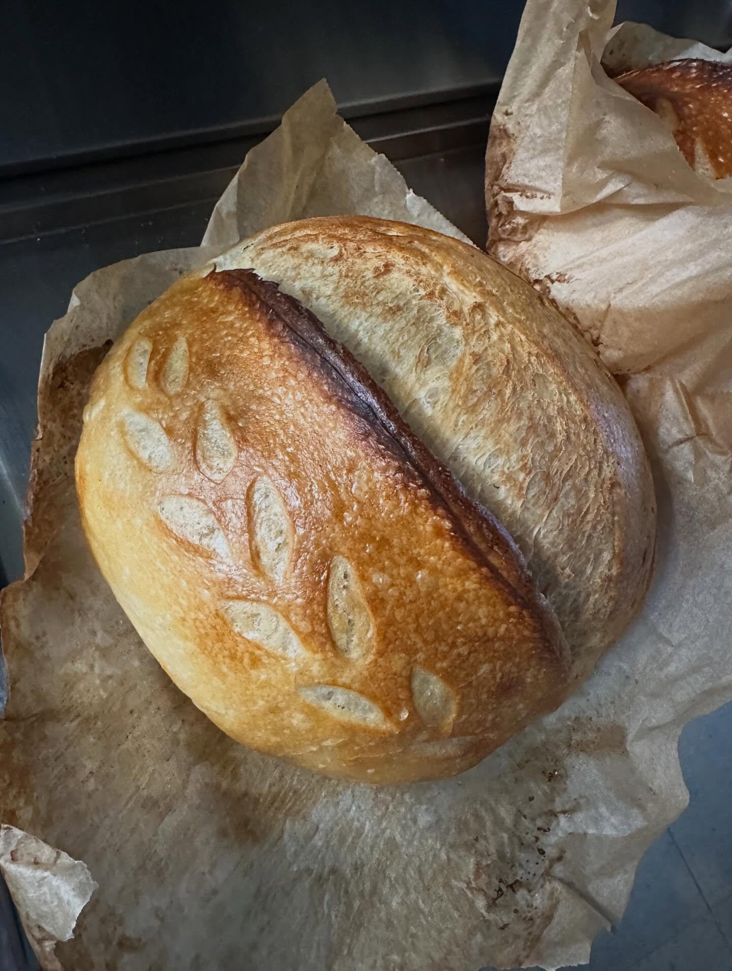 🥖 🥯 It&rsquo;s a B I G Sourdough Monday today @gunnisonvitamin !!! 🥖 🥯 We have our Simply Sourdough, Cheddar Jalape&ntilde;o &amp; Cranberry Orange Loaves as well as a selection of beautiful focaccia &amp; even some everything bagels!  Check it a