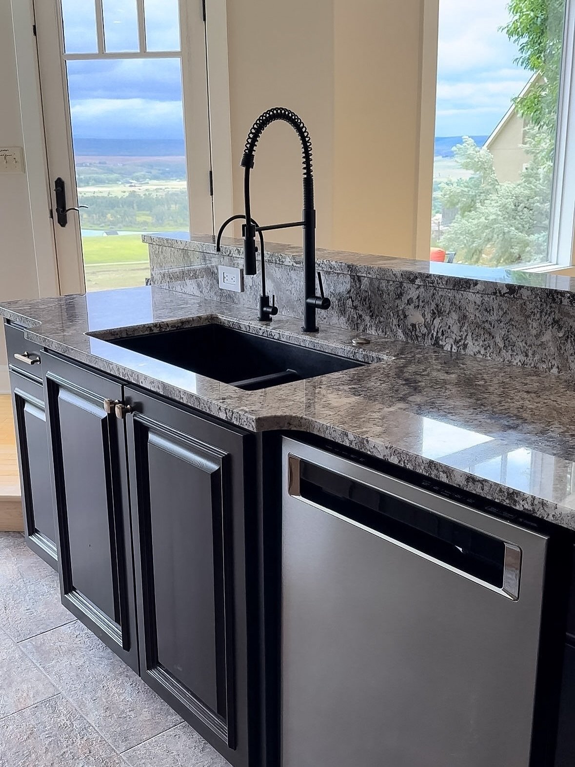 Another view of the Spring Tree kitchen remodel 🤍

Soft finishes, better prep space, and a layout that just works. 

If you want to know more tips on how to choose the right countertop edge style, read more on the blog today. 🔗 in bio

#springtreep