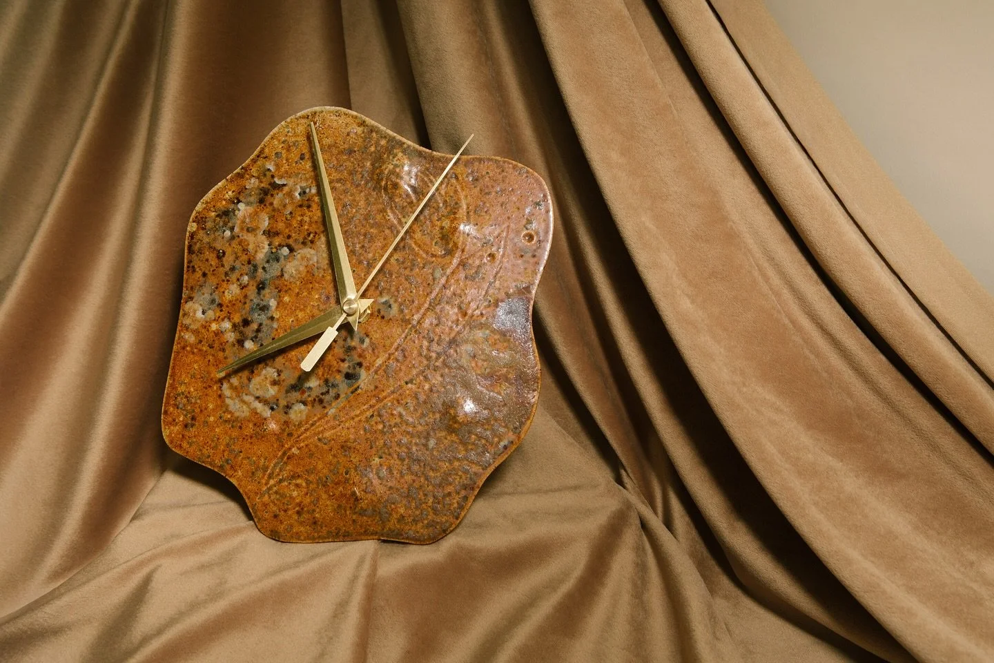 I love working with artists, and I love even more when their work inspires me to play! 

I had so much fun coming up with styled setups for @colleenitani&rsquo;s new wood-fired clocks, thinking about flow, earth tones, and the passage of time. Produc