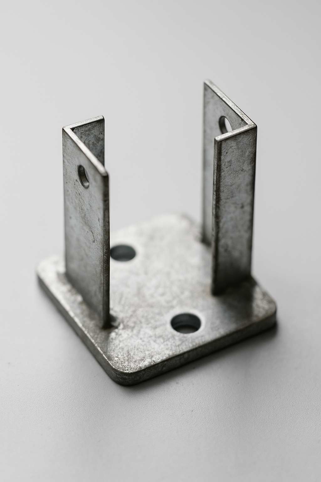 Concealed steel column and post support for square hollow sections (SHS).