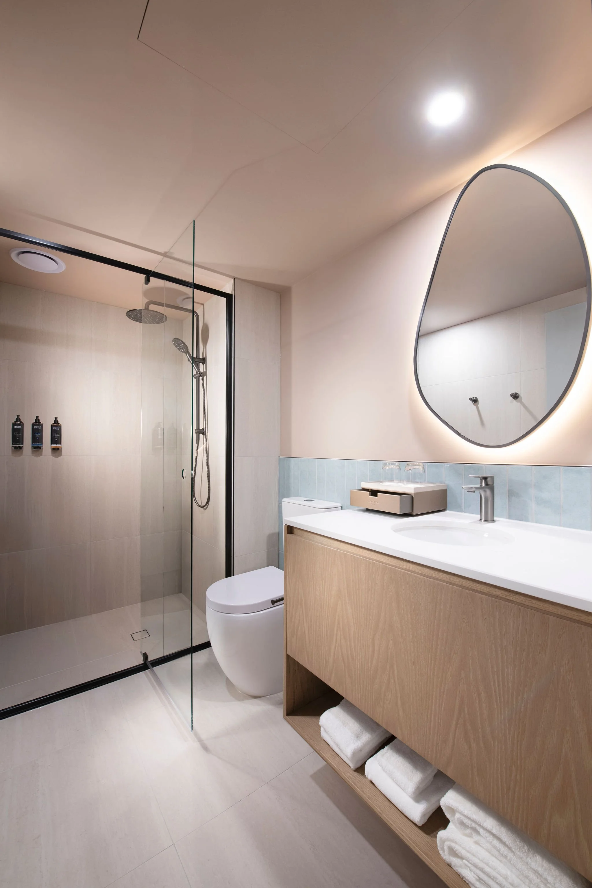 StandardKing_Bathroom_02.jpg
