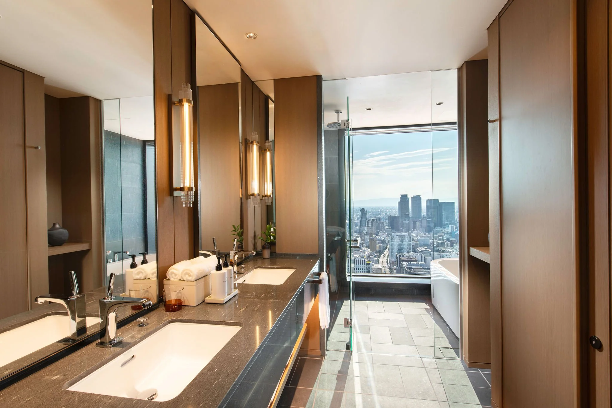 3808KingDeluxeSuite_Bathroom_01.jpg