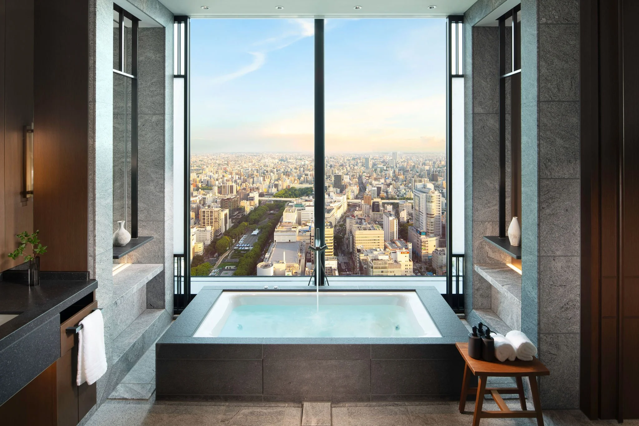 ConradSuite4001_Bathroom_01.jpg