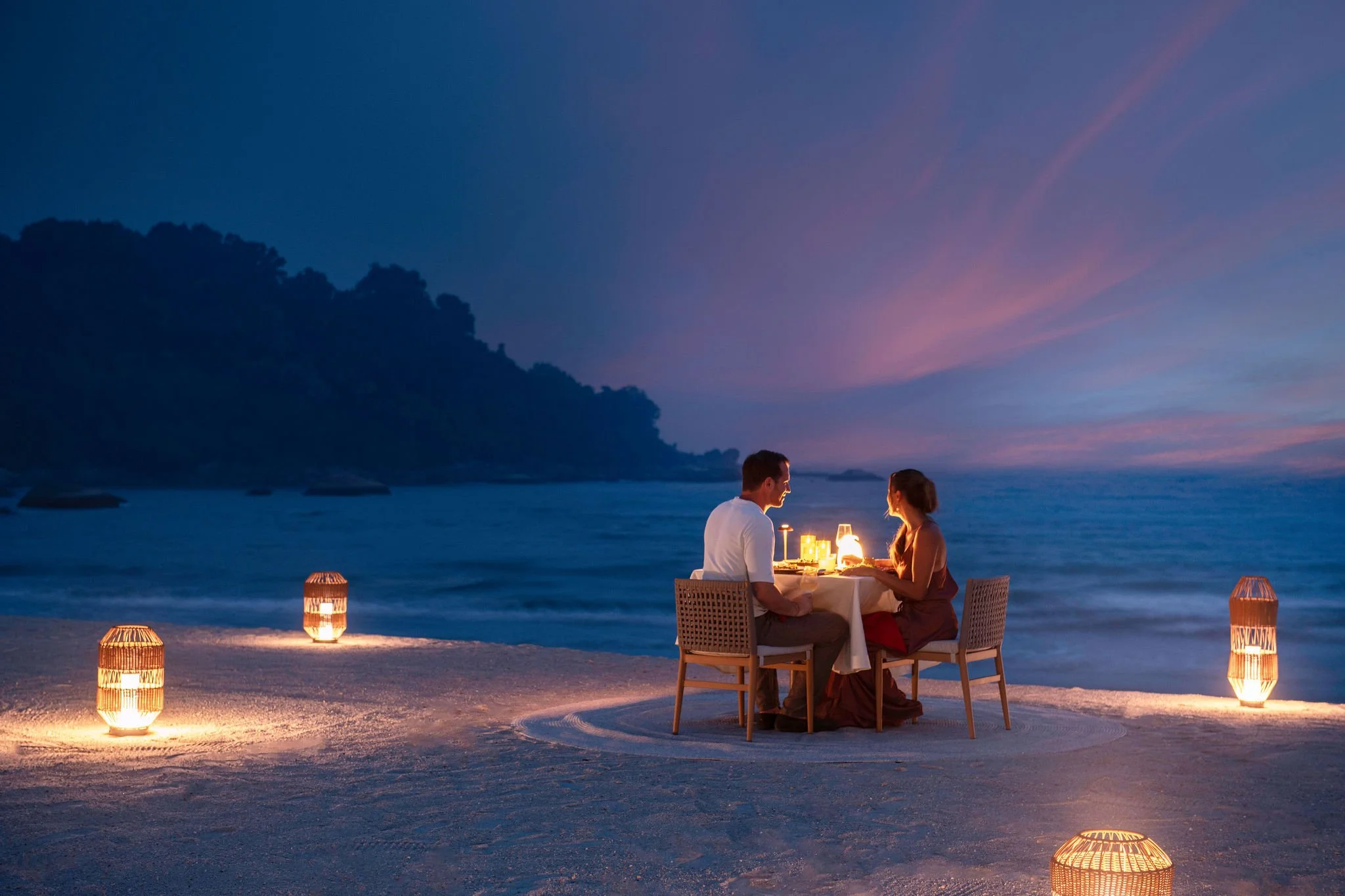 BeachDinner_Lifestyle_01.jpg