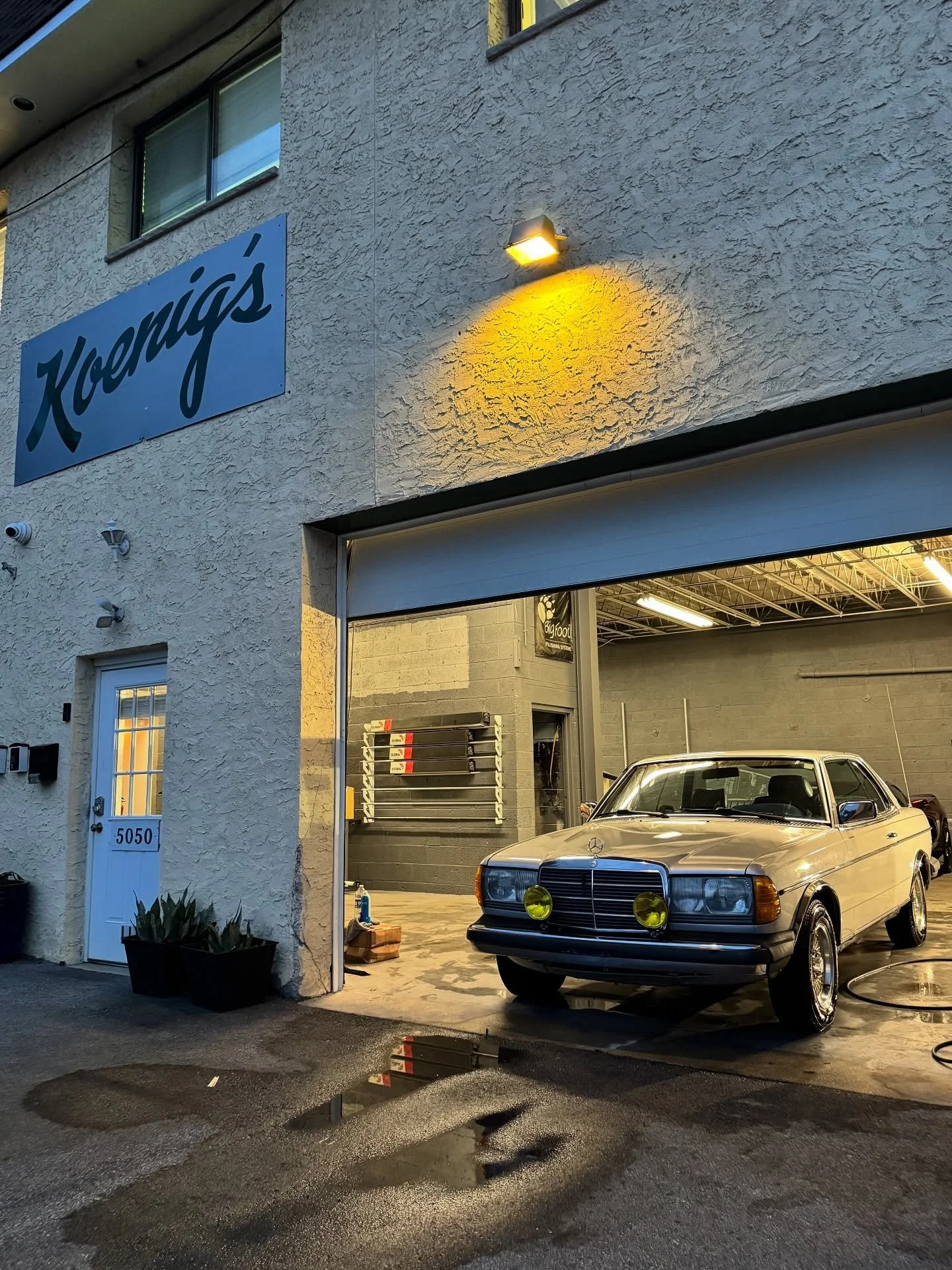 What better way to christen our new shop than with a mean, silver 1982 300CD! It's amazing what a simple wash can do. This car received:
✅ Level 0 exterior wash service
✅ Will be back for a deep paint correction over the winter to remove texture in