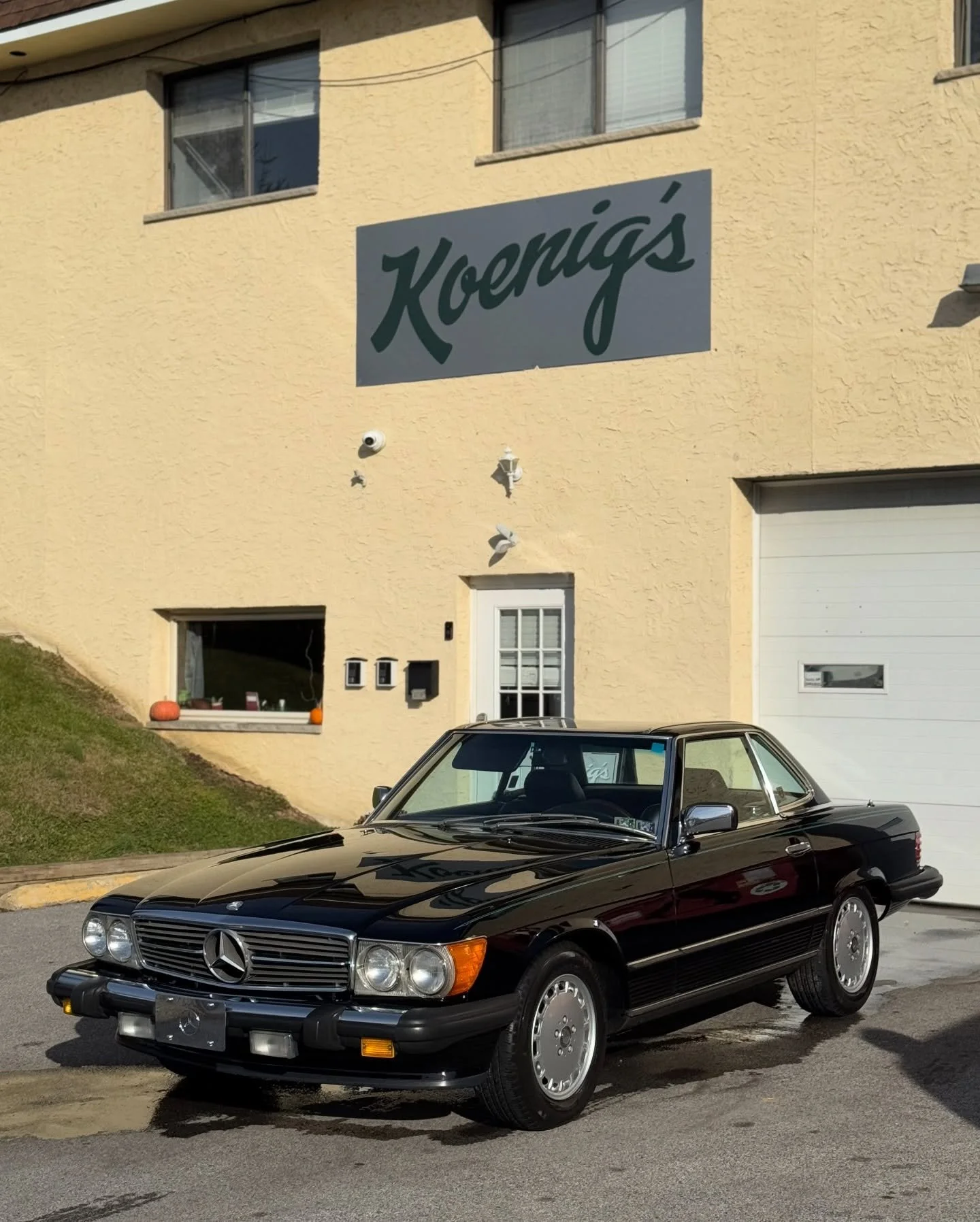 A beautiful 1988 560SL came in last week for the works! An extensive paint correction, full-body paint protection film &amp; ceramic coating package. After receiving lots of work from the guys at @eurofixauto it was delivered to us for the finishing 