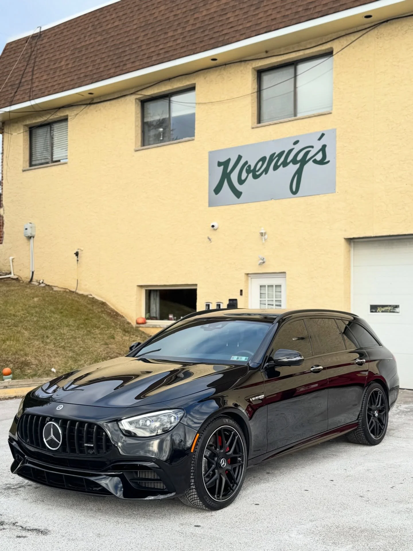 E63s Wagon 👑 

This E63s came in for some heavy heavy paint correction, as well as coatings on every surface from the interior to the exterior!

- Exterior Wash/Detail
- Decontamination
- Spot wet sanding prior to correction for heavier defects
- Mu