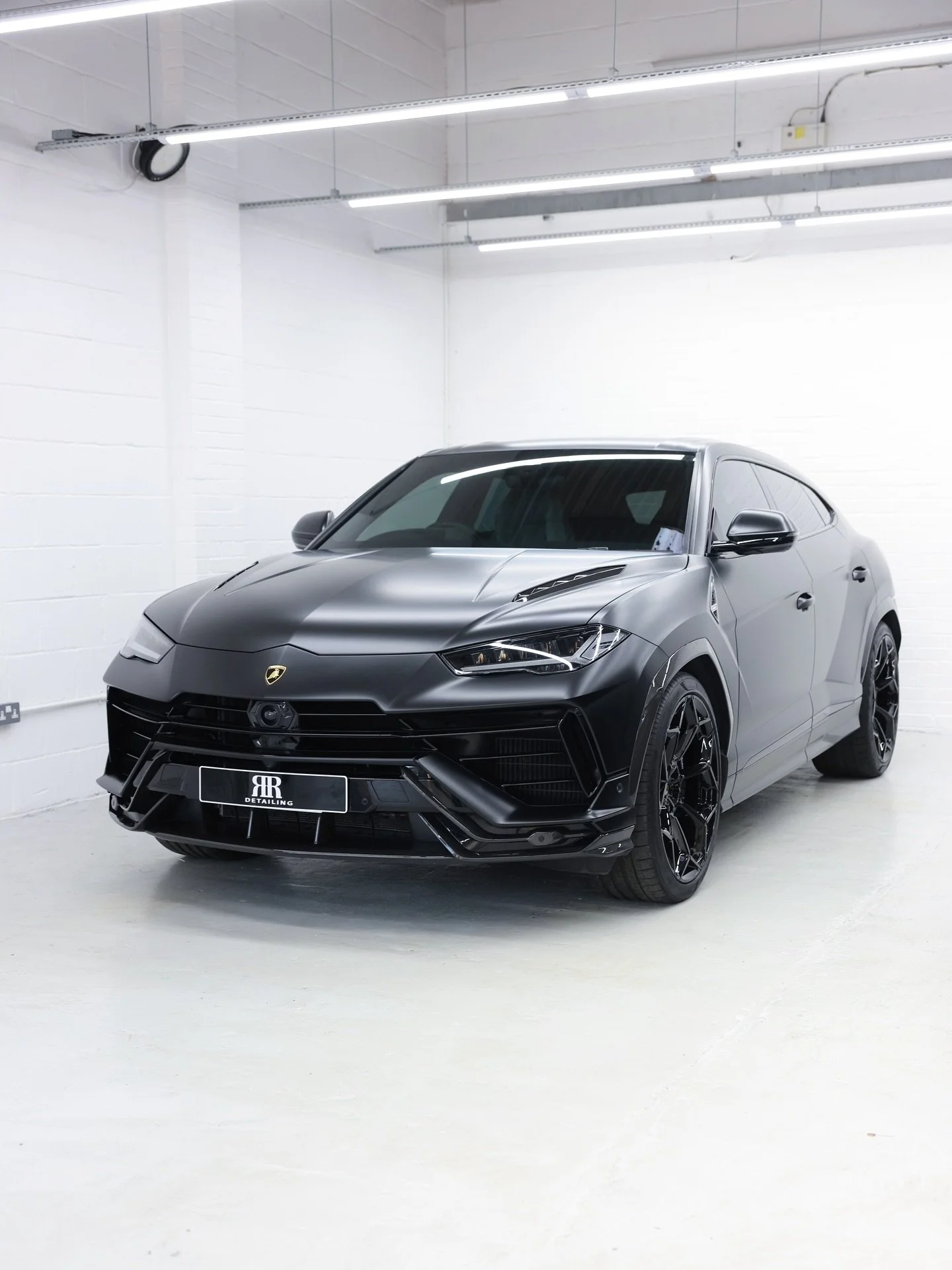Lamborghini Urus with full satin PPF conversion and complete ceramic protection.
This Urus underwent a full satin PPF conversion, finished with ceramic coating applied to the paint protection film, glass, interior, wheels, and calipers for maximum d