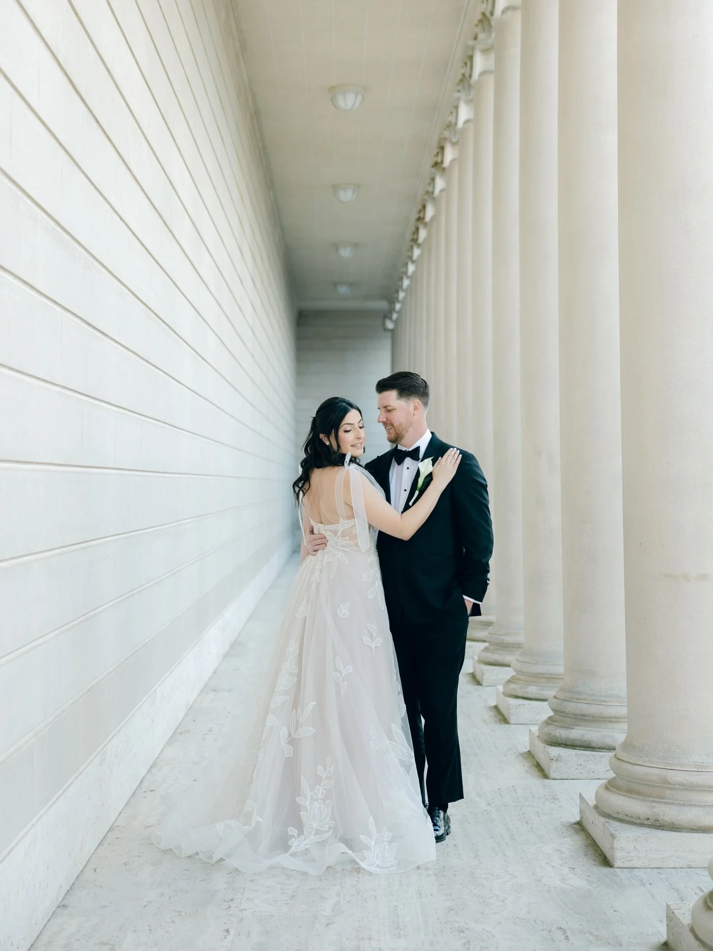 My last wedding of 2025 was such a success 🤍 I had the best time capturing L + M&rsquo;s big day.

We started with portraits at the Legion of Honor. Even with a private event happening and limited access to some popular spots, we still got so many b