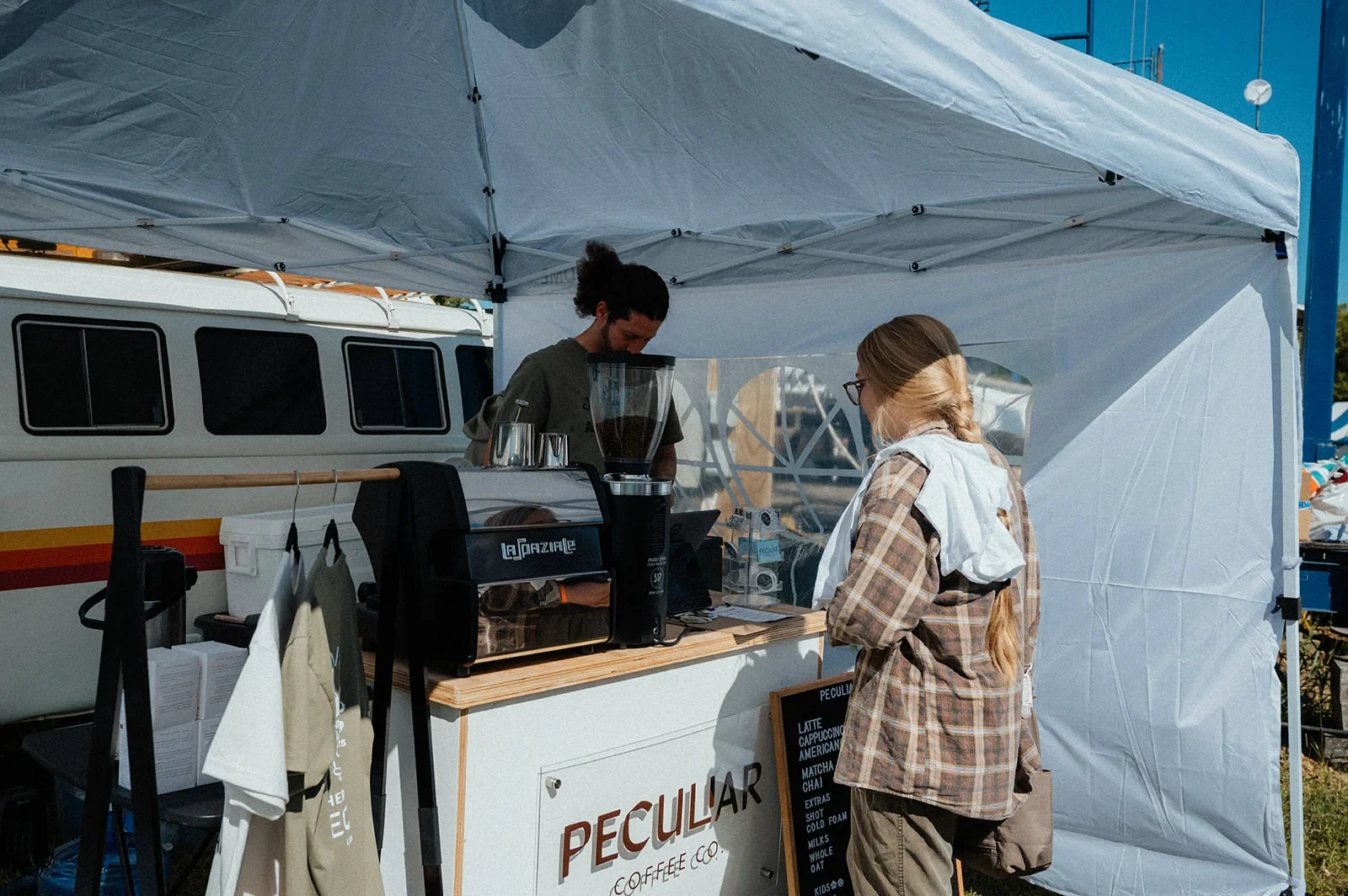 service-tent-counter-customer-12.webp