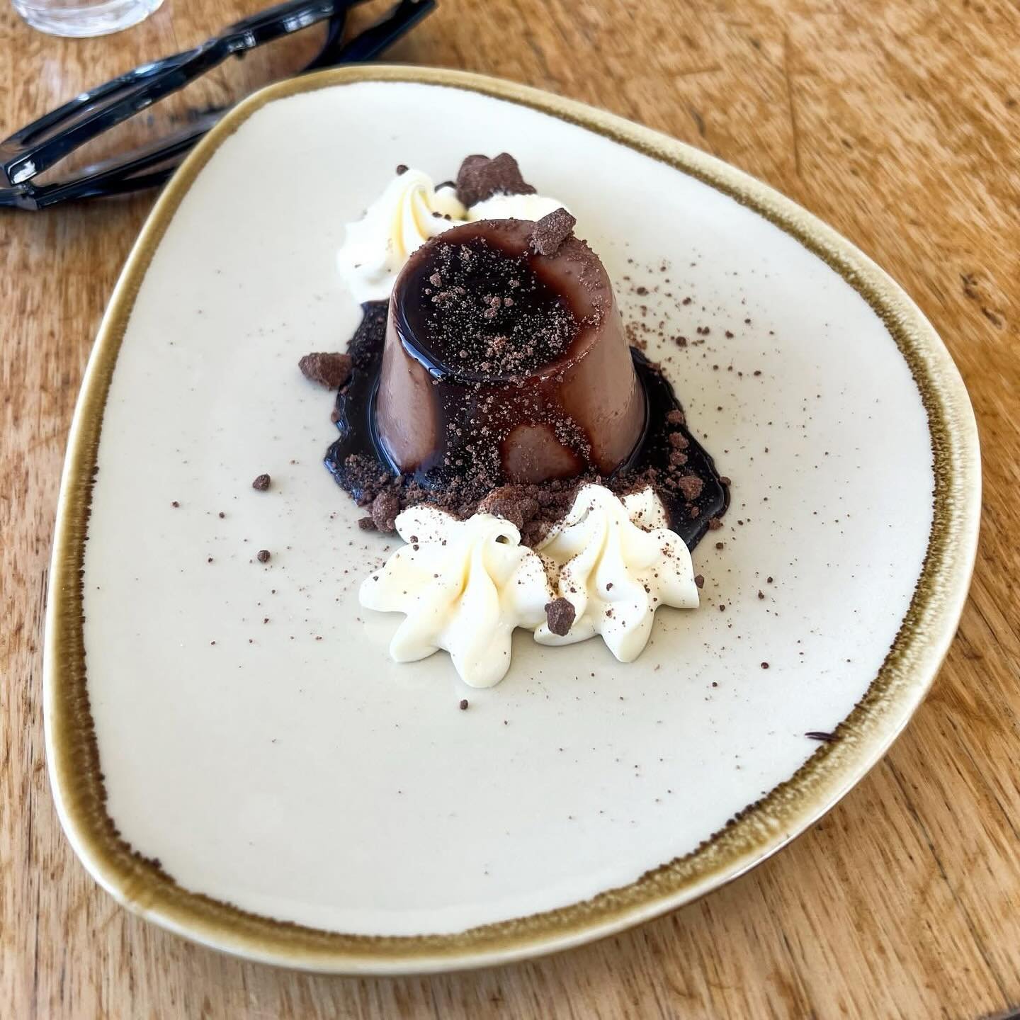 Sweet treats + beautiful plates = perfect pairing 🍰✨
This stunning dessert from the team at @tathrahotel is serving serious coastal indulgence &mdash; made even better on one of the elegant plate styles we proudly supply.

Because presentation matte