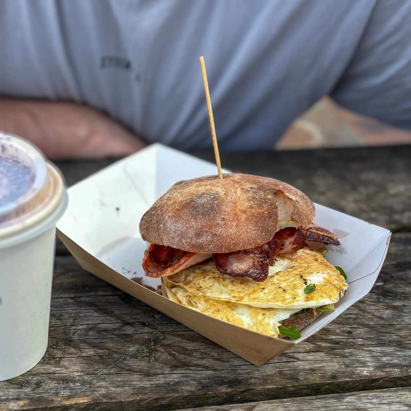 No folding. No fuss. Just serve. 🍔🍰🌭 
Our rediserve trays are ready to go - straight from the pack to your counter. Available in a variety of sizes to suit burgers, cakes, hot dogs, nachos, dips &amp; more.
 💥 Rediserve &ndash; because service sh