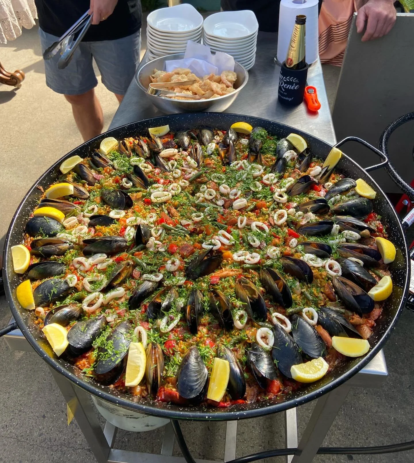 Big pan. Bigger vibes 🥘✨

The Garcima Tabarca Paella Pan Set is made for golden rice, local seafood, loud laughter &amp; &ldquo;just one more serving&rdquo;

Because great paella deserves the right pan &amp; a hungry crowd 🔥

⏰Open 9am - 4pm weekda