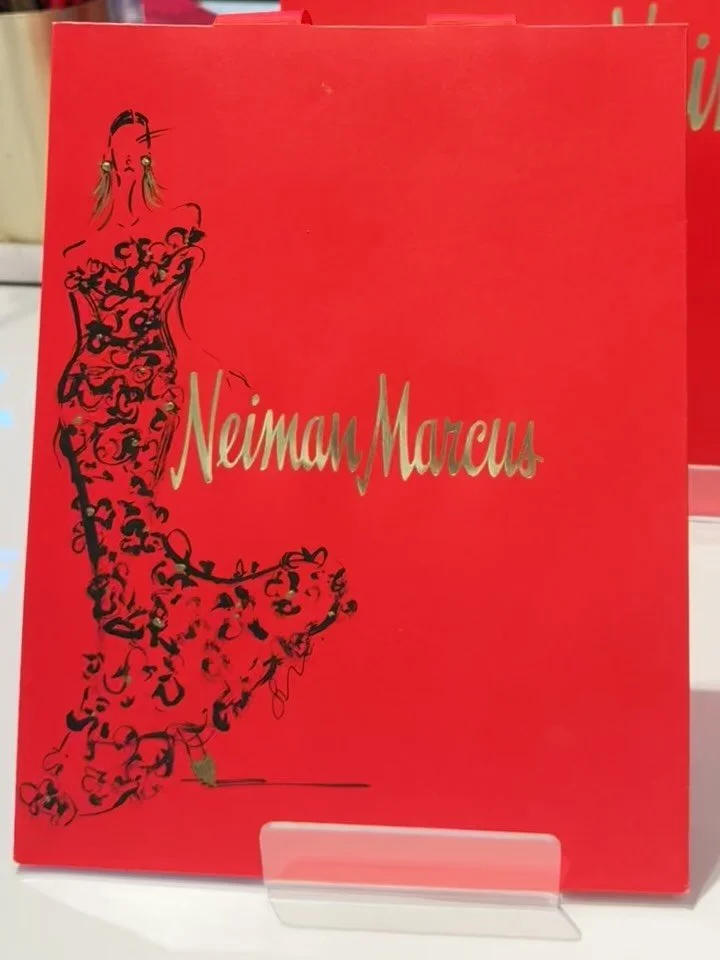 The @neimanmarcus In-Circle Holiday event was amazing (as usual) .. This year I illustrated on the stunning holiday shopping bags! It was a special project &amp; customer that night left with a custom hand painted bag + holiday cards 🥂✨ 

Thank you 
