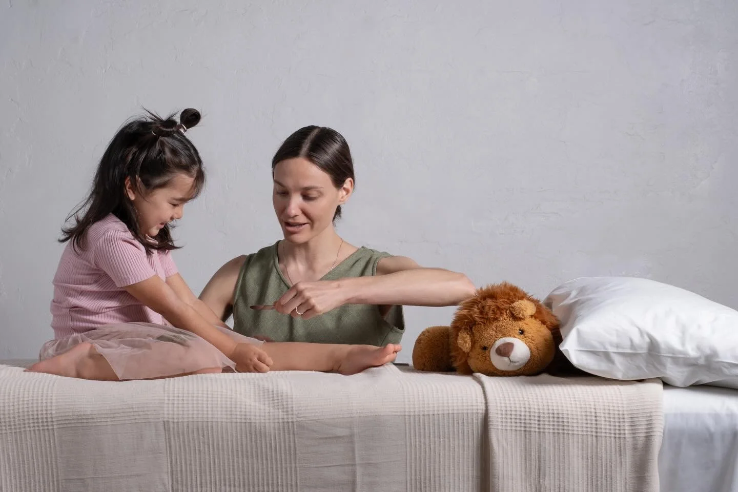 I am really passionate about sharing the Toyohari lineage of acupuncture that I feel so fortunate to practice. But it can be hard for people to understand - non-insertive acupuncture?! How will that feel? What does that look like? 

To answer some of