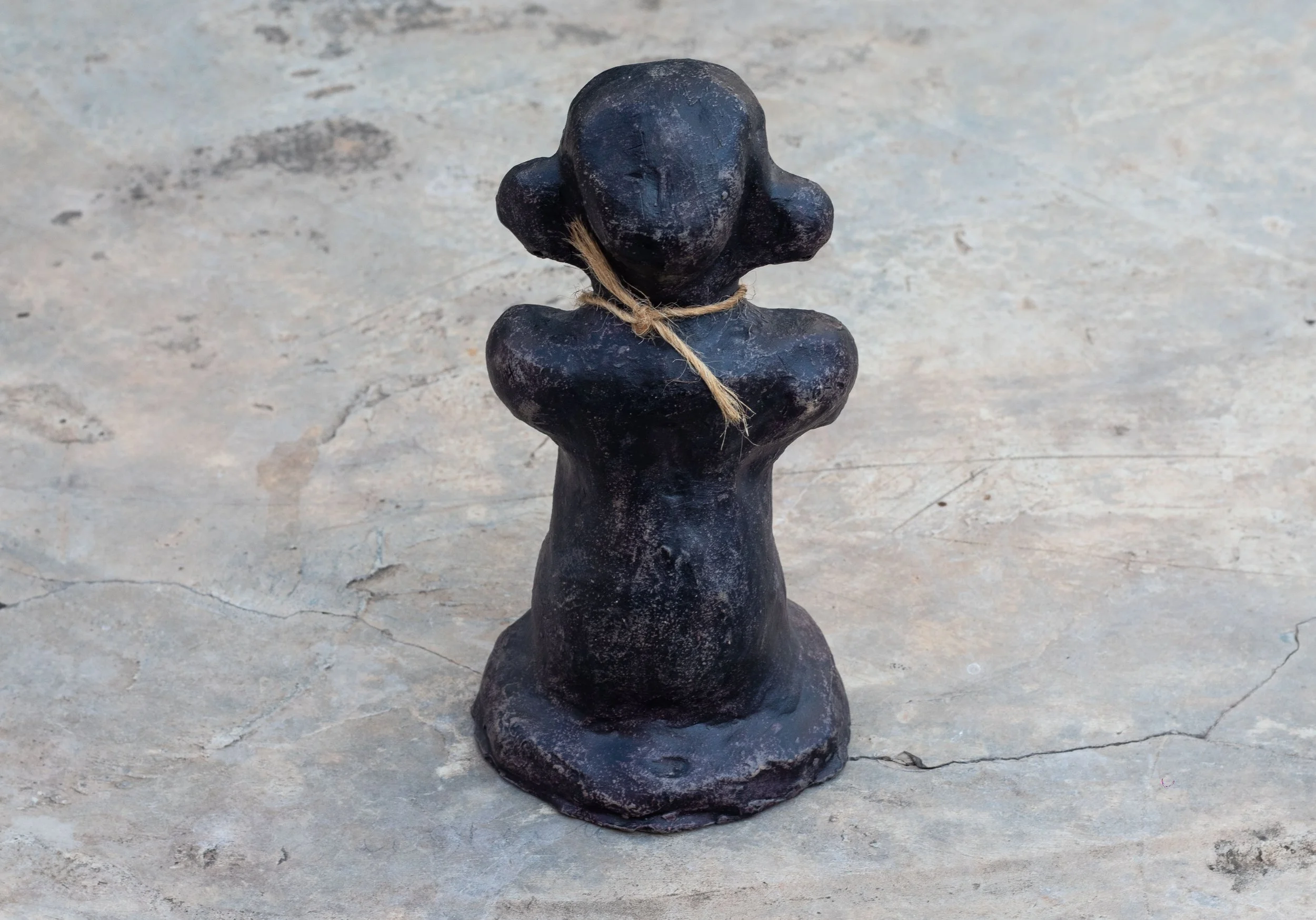 ALTAR OBJECT 01 / 
ELEMENTAL STUDY: Earth /


MATERIALS:
Clay, local paint dye, varnish, snake bone amulet /   
2025