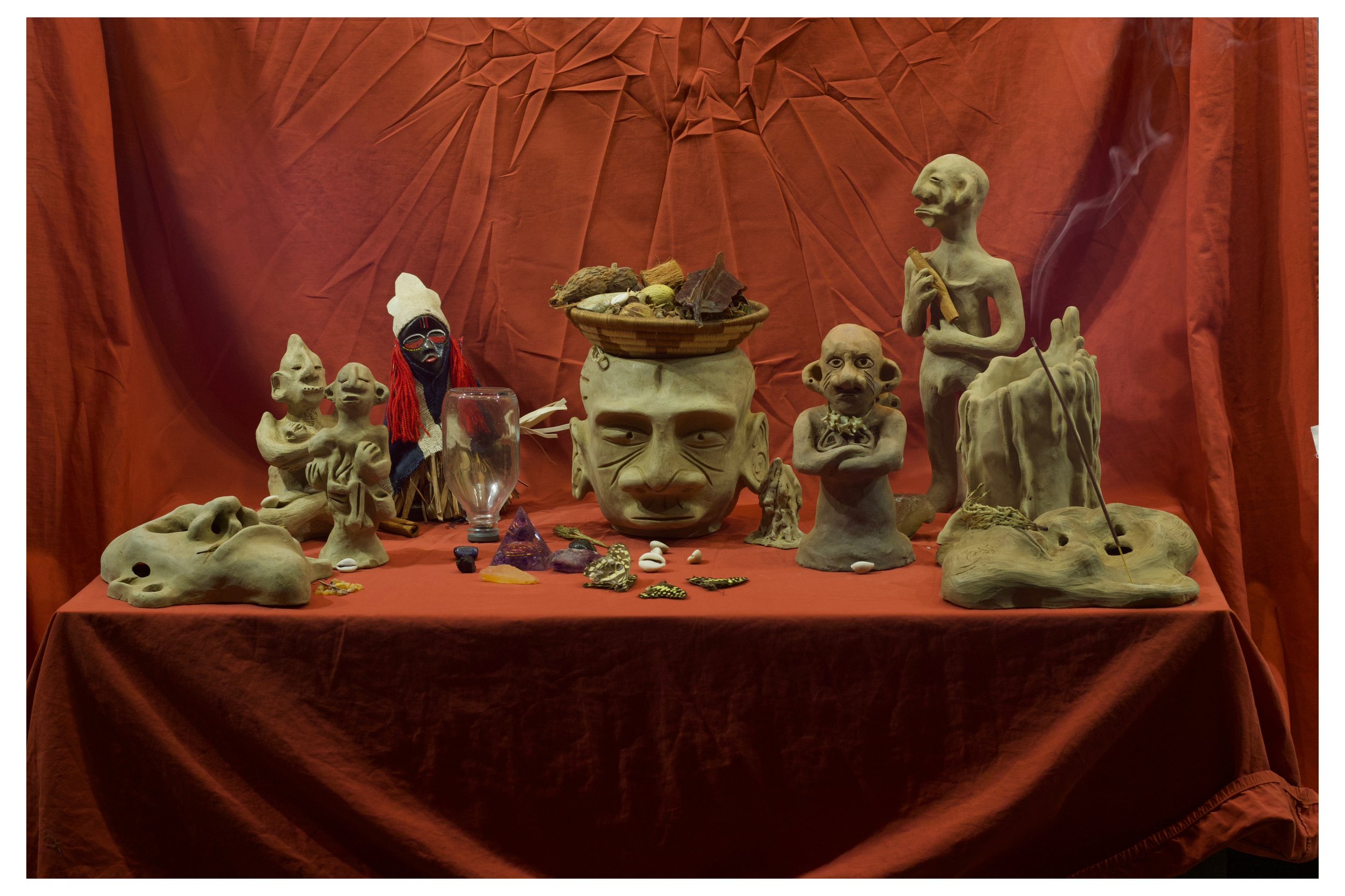 ALTAR PROTOTYPE 1 /
STUDY: STRUCTURE FOR OFFERING /  
Clay sculptures, found materials /
2025. / 

An arrangement of materials functioning as a point of interaction between object, belief, and presence.