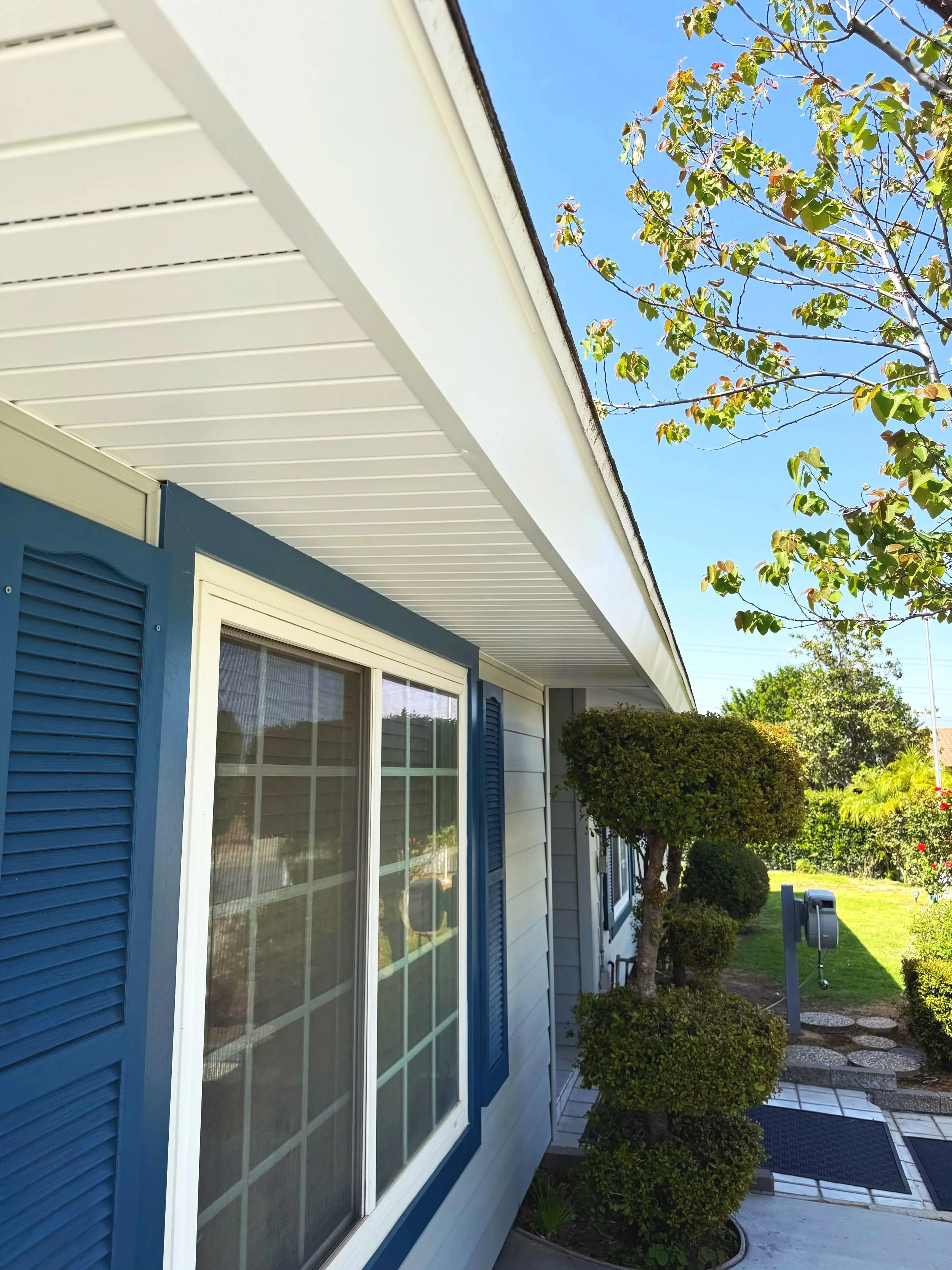 White vinyl soffit have been installed to cover the eaves of the home. The fascia board has also been wrapped with a white aluminum wrap to give it a great finished look.