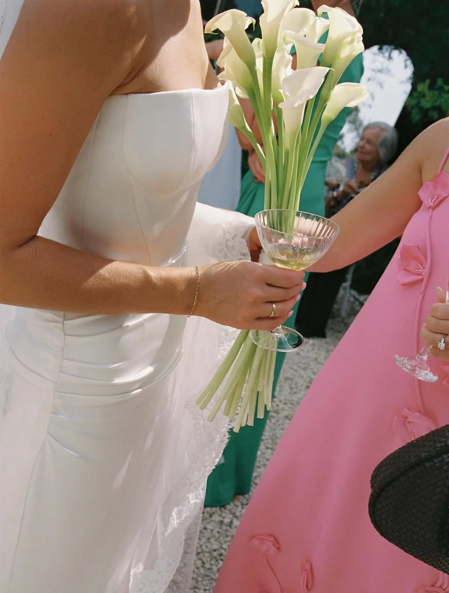 Cocktail hour on the estate limestone 🍸

@hayesbridal 
@jennyburttflorist 
@fancy.a.drop
