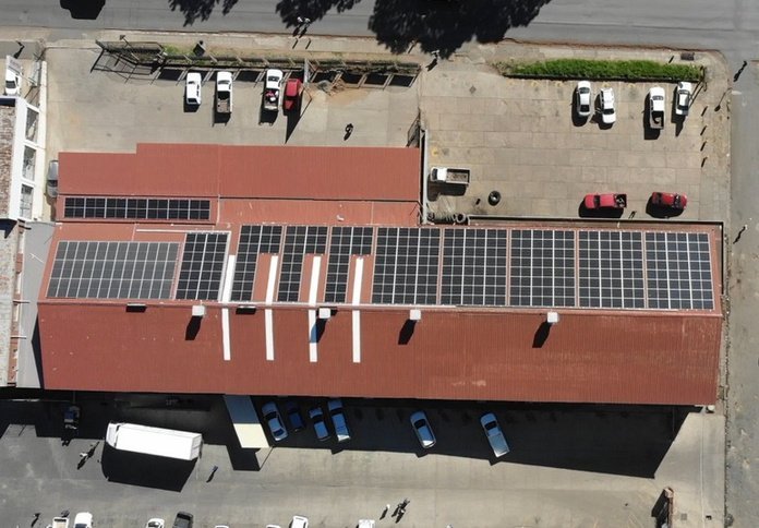 Retail Centre, Dundee – 111 kWp + 360 kWh
182 × 610W LONGi, 6 × 25kW Sungrow hybrid, 360kWh Sungrow storage.