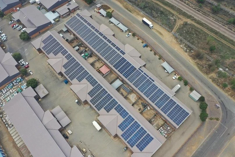 Industrial Park, Silvertondale – 400 kW
Grid-tie, 4 × 100kW Huawei, JA Solar panels. Design, project management and commissioning by LIT.