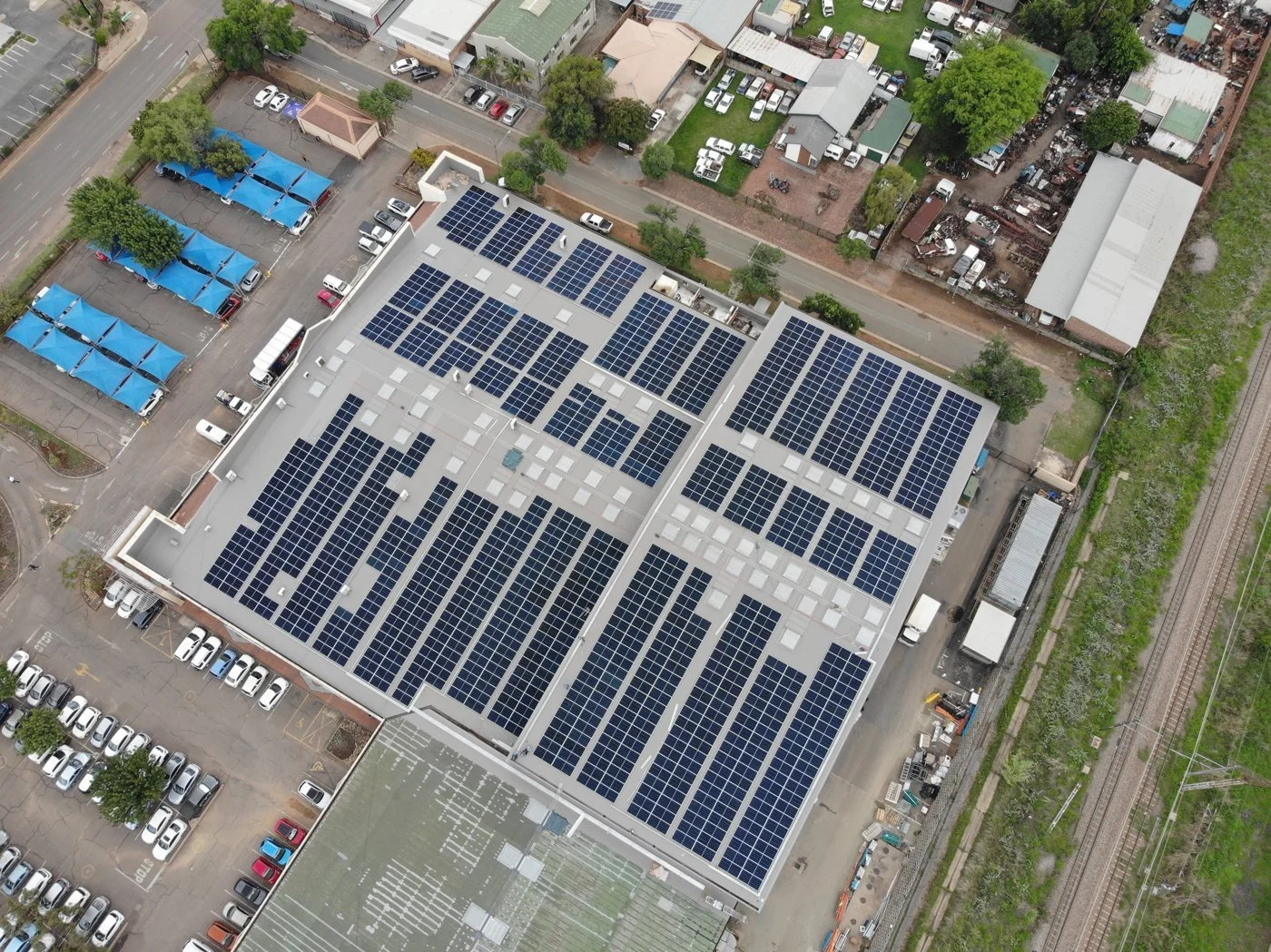 Retail Centre, Pretoria – 600 kW
Grid-tie, 4 × 150kW Huawei, 615W LONGi panels, generator integration.