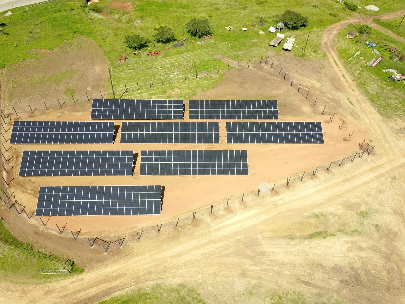 Egg Farm, Eastern Cape – 170 kWp + 480 kWh
Ground-mount array with a 125 kW Fox ESS system and 480 kWh of storage, cutting peak Time-of-Use costs.