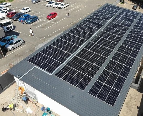 QSR Franchise, Verulam KZN – 79.9 kWp
132 × 605W LONGi panels on a 110kW Sungrow grid-tie inverter, integrated with a 250kVA generator.