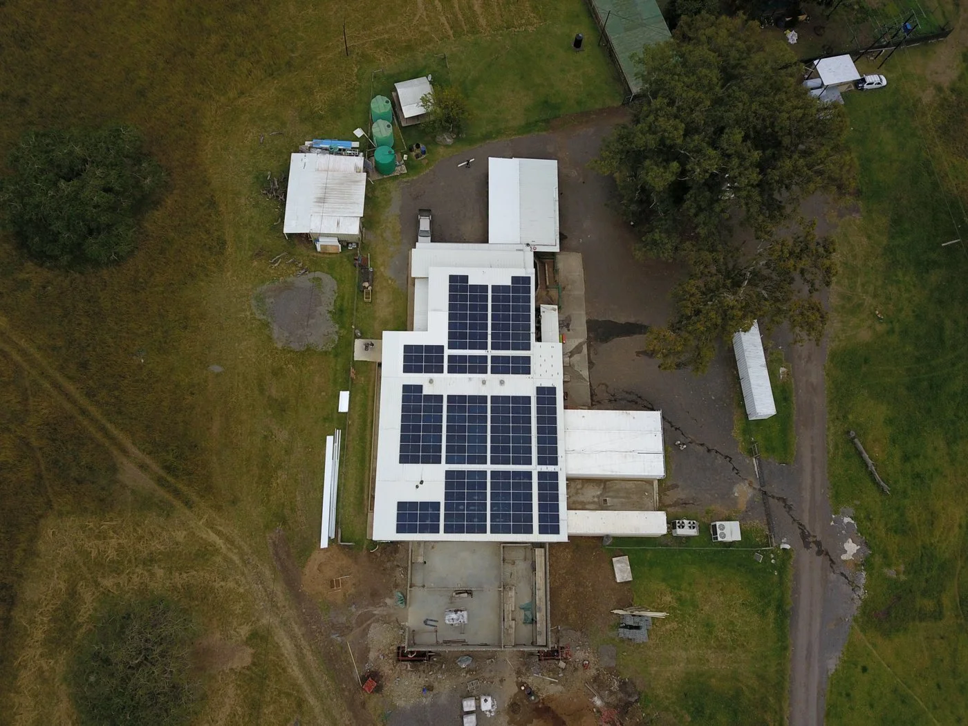 Abattoir – 78.7 kWp
129 × 610W LONGi, 110kW Fox grid-tie, generator integration.