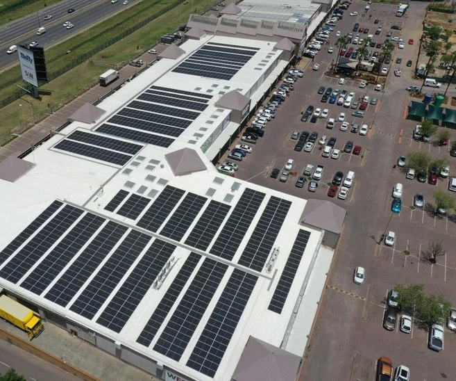 Shopping Centre, Sandton – 550 kW
500kW grid-tie (5 × 100kW Huawei, JA Solar) + 50kW Sunsynk hybrid with 120kWh storage. Design, project management and commissioning by LIT.